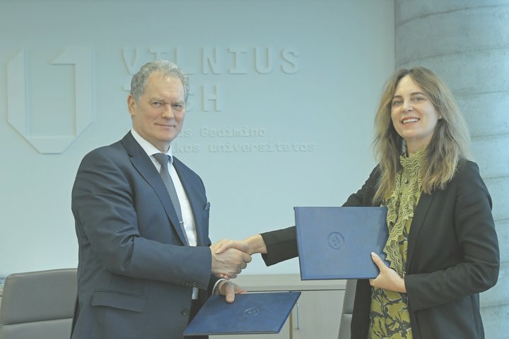 Agentūros generalinė direktorė ir VILNIUS TECH rektorius spaudžia ranką vienas kitam