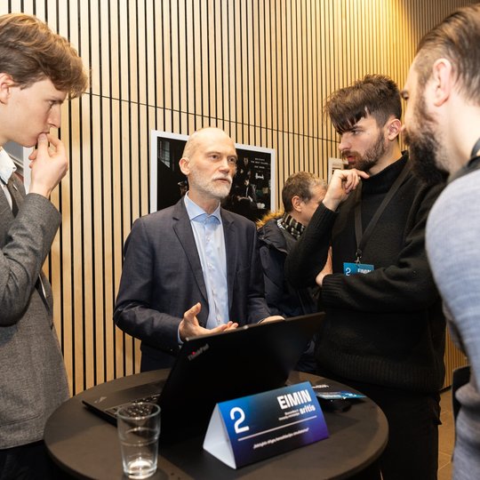 Žmonių grupė dalyvauja diskusijoje