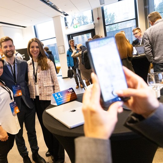 Konferencijos metu, žmonės fotografuojasi