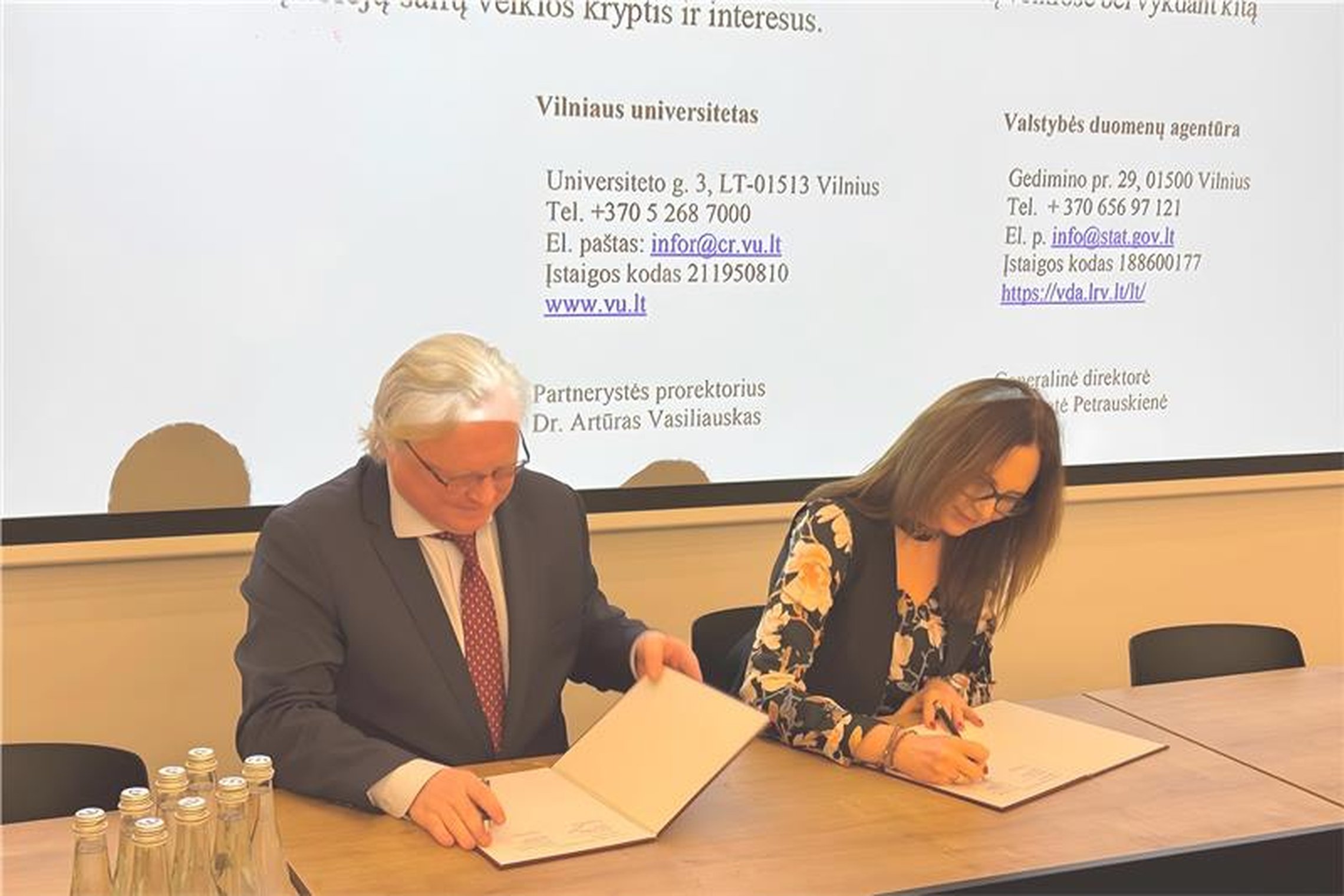 Photo: Agreement was signed by Dr. Artūras Vasiliauskas, Vilnius University’s Pro-Rector for Partnerships, and Dr. Jūratė Petrauskienė, Director General of the State Data Agency.